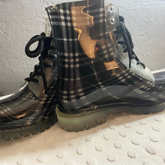 DIRTY LAUNDRY BY CHINESE LAUNDRY WOMEN'S ROADIE RAIN BOOT - Picture 12 of 16